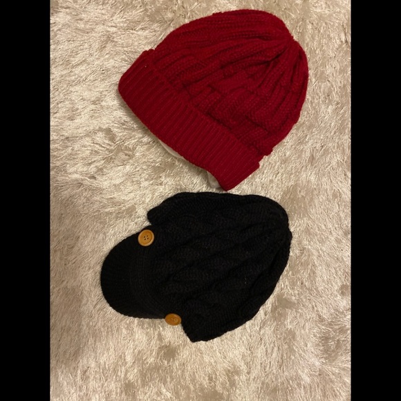Bundle of 2 items women winter hats black & red - Picture 1 of 4